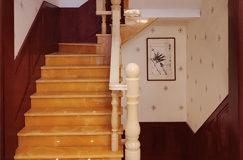 嵩县中式别墅室内汉白玉石楼梯的定制安装装饰效果
